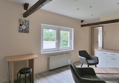 Blick zu Fenster und Schlafzimmer
