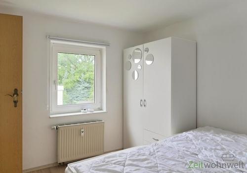 Blick zum Kleiderschrank