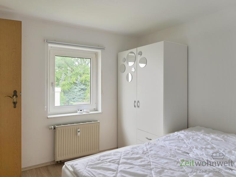 Blick zum Kleiderschrank