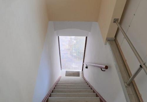 Blick auf die Treppe zum Eingang