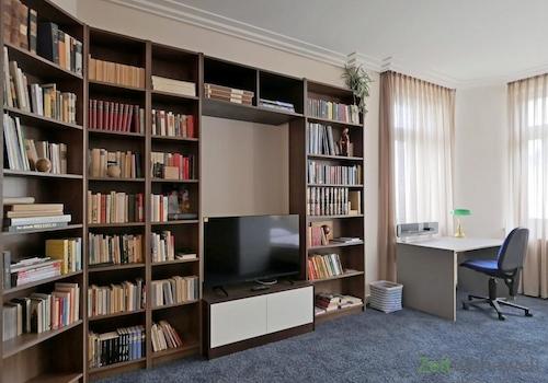 mittleres Zimmer, Schreibtisch und TV
