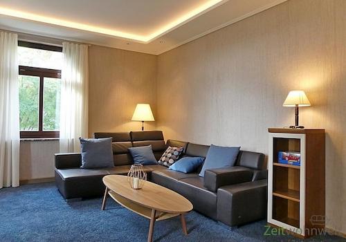 Wohnzimmer, gemütliches Sofa