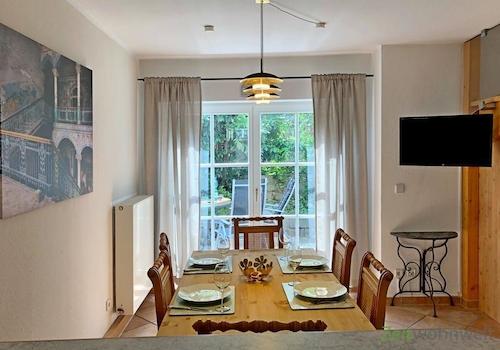 Küche mit Terrassenausgang