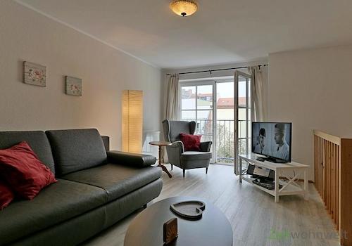 Sessel und TV oben