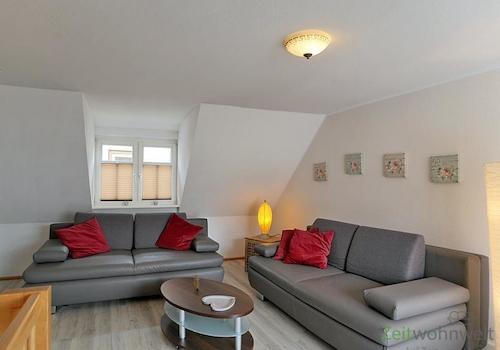 zwei Sofas im Wohnzimmer
