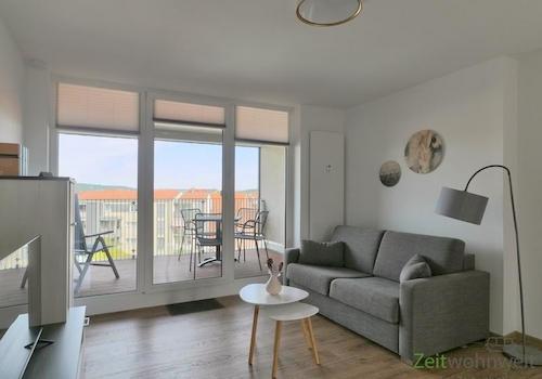 Wohnzimmer mit überdachtem Balkon