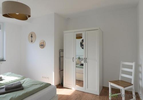 Blick zum Kleiderschrank