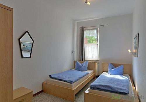 Schlafzimmer mit Kleiderschrank