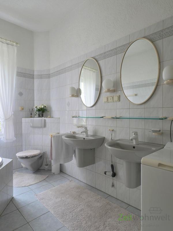 zwei Waschbecken und WC