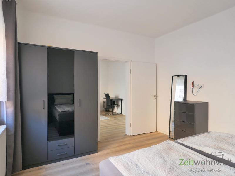 Kleiderschrank und Kommode