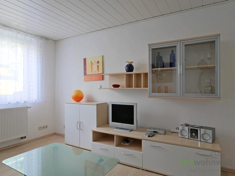 Schrankwand mit TV und Radio