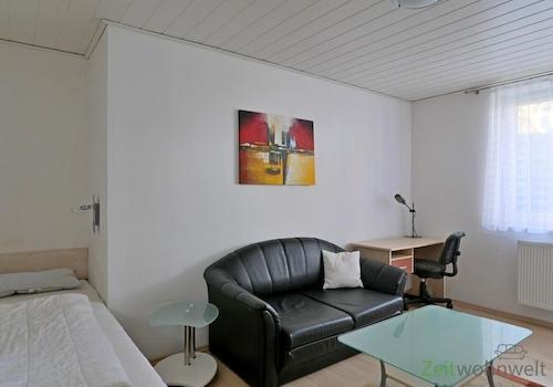 Sofa und Schreibtisch