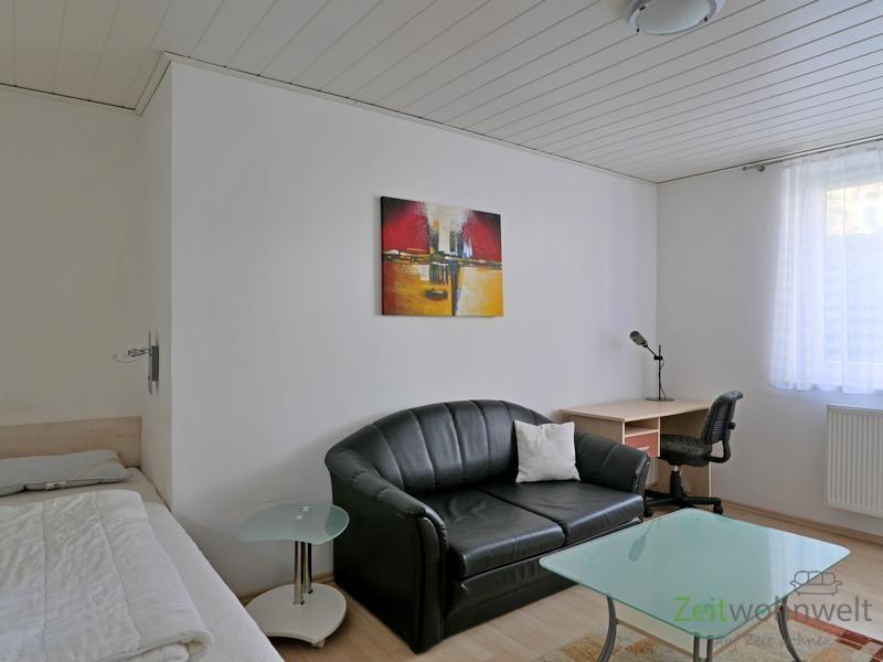 Sofa und Schreibtisch
