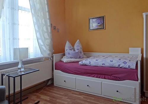 Blick zum Auszieh-Bett