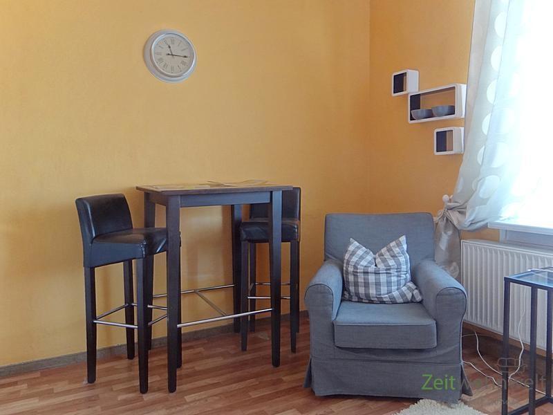 Blick zu Sessel und Bistrotisch