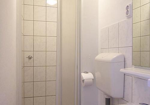 kleines Bad mit Dusche