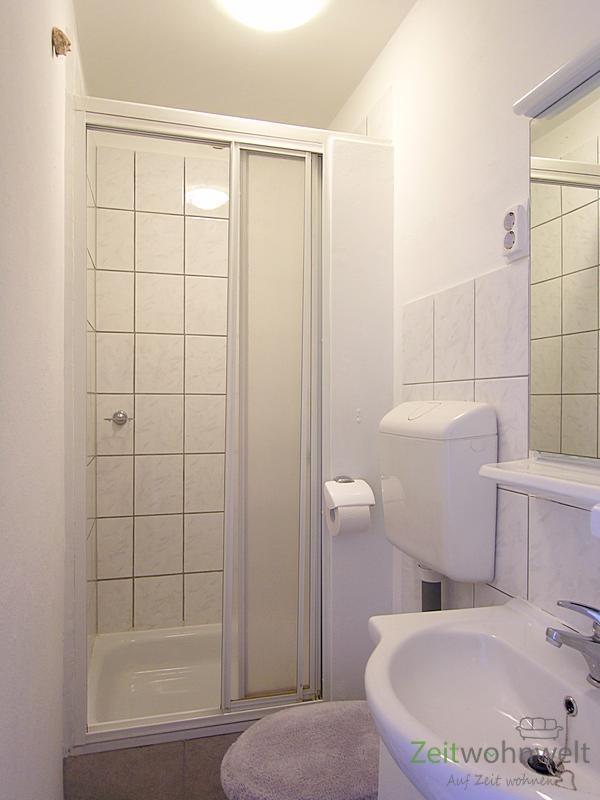 kleines Bad mit Dusche