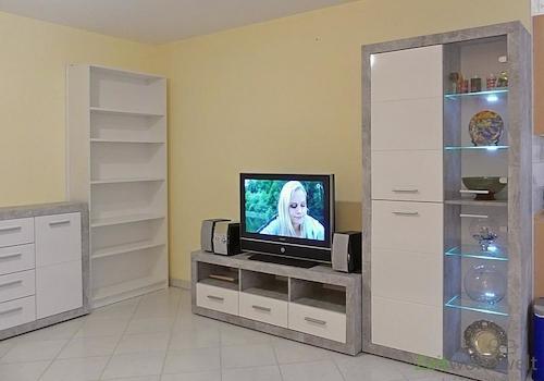 beleuchtete Schrankwand und TV