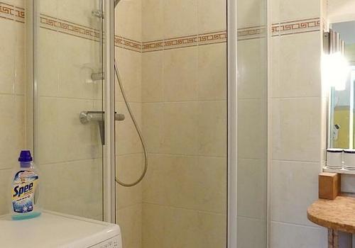 Dusche und Waschmaschine