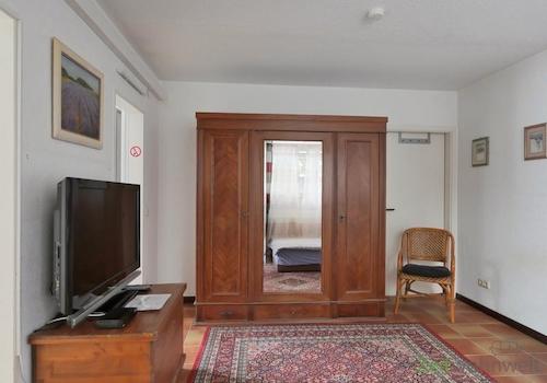 Kleiderschrank und TV