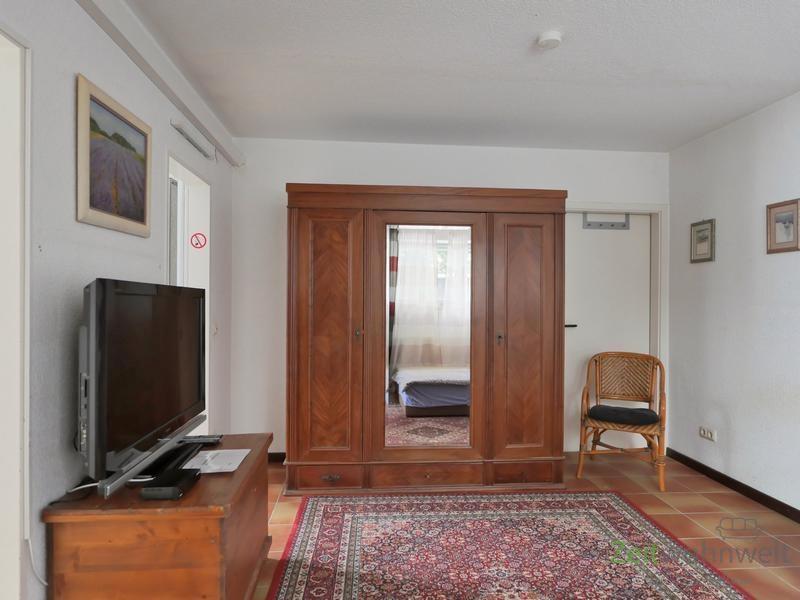 Kleiderschrank und TV