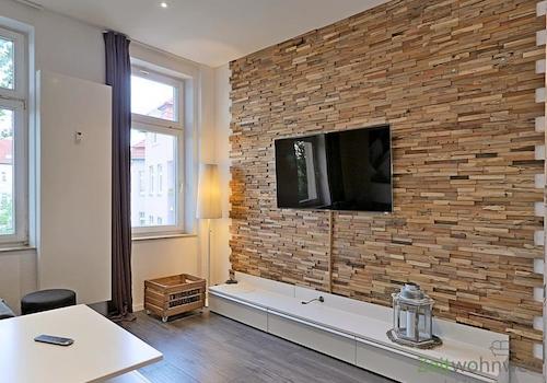 holzverklinkerte Wand mit TV