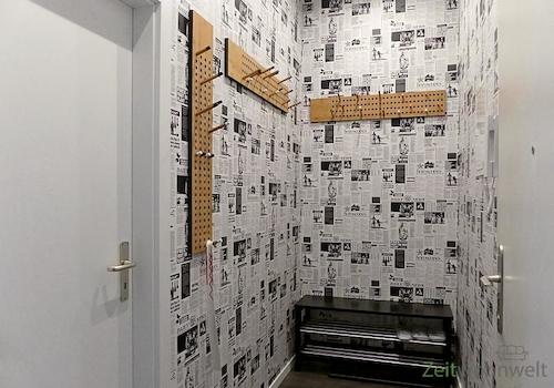 Wohnungsflur mit Lesestoff