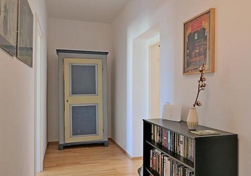 Wohnungsflur mit Garderobe