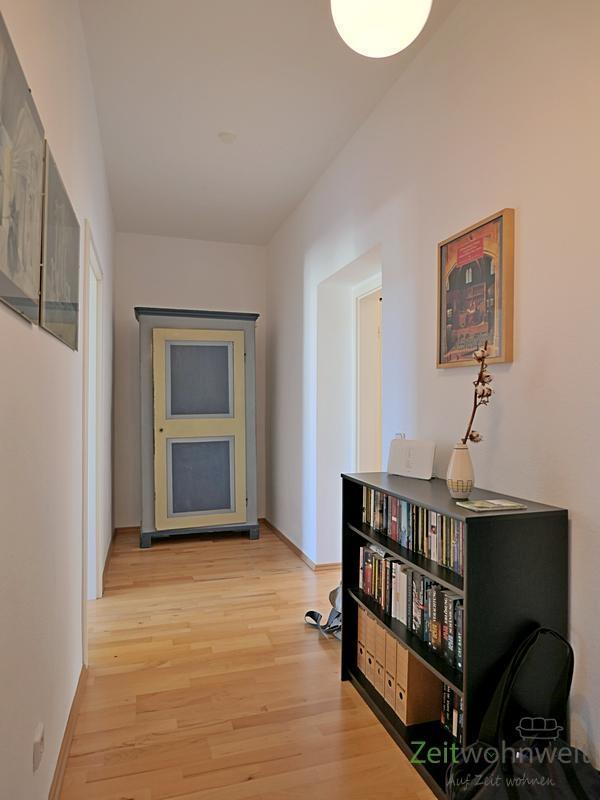 Wohnungsflur mit Garderobe