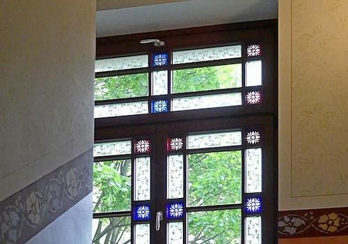 bunte Fenster im Treppenhaus