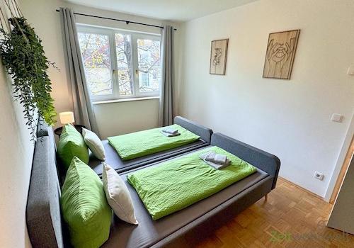 Blick ins Schlafzimmer 2