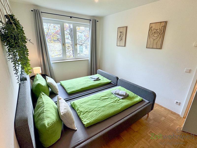 Blick ins Schlafzimmer 2