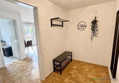 Wohnungsflur mit Garderobe