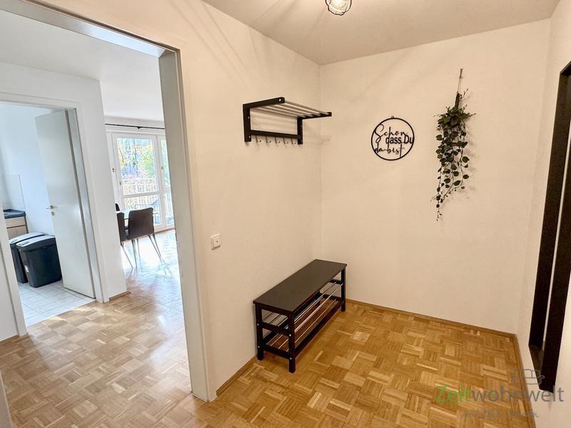 Wohnungsflur mit Garderobe