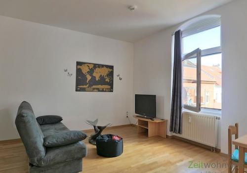Sofa und TV im Wohnzimmer
