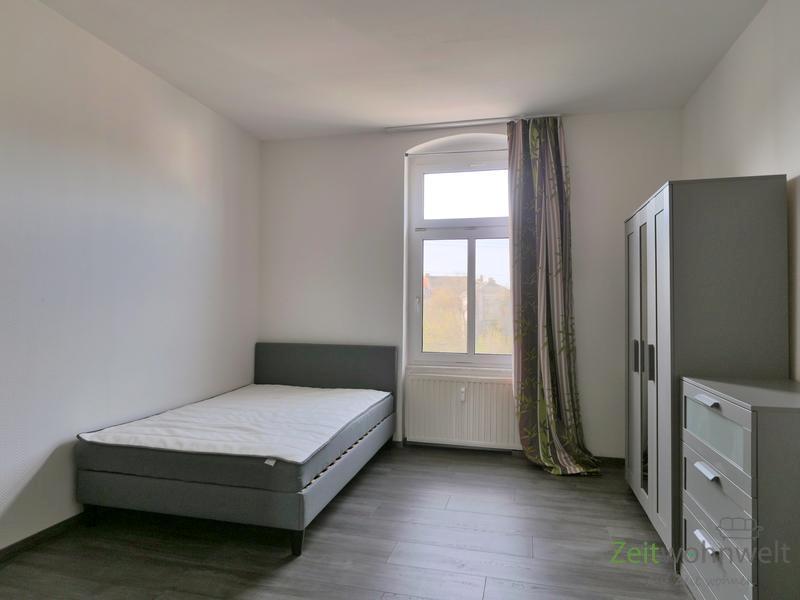 Bett und Kleiderschrank