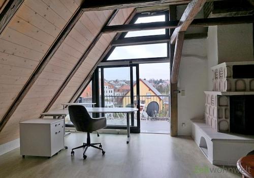 Blick zu Schreibtisch und Balkon