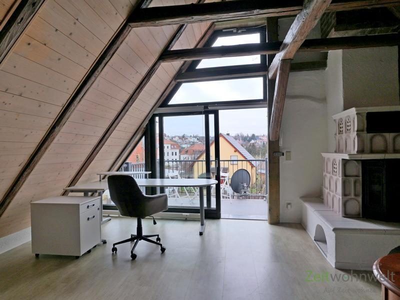 Blick zu Schreibtisch und Balkon