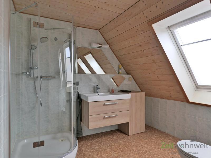 Dusche, Waschtisch und WC