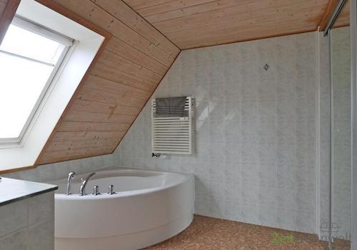 Eckwanne und verspiegelter Wandschrank