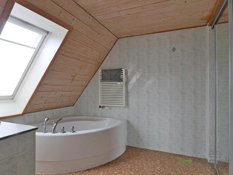 Eckwanne und verspiegelter Wandschrank