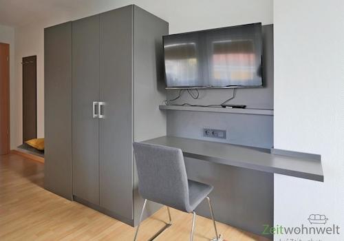 Kleiderschrank und Wand-TV