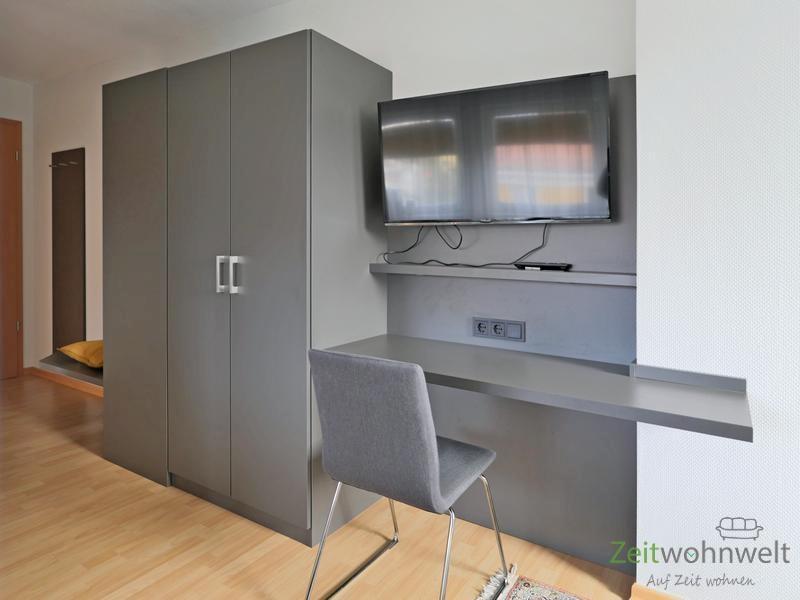 Kleiderschrank und Wand-TV