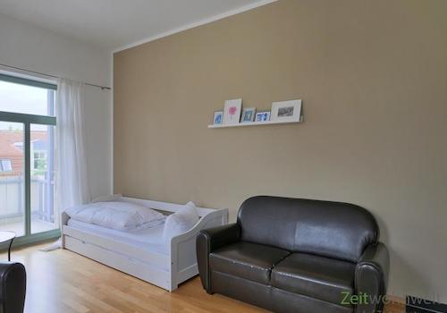 Gästebett und Ledersofa