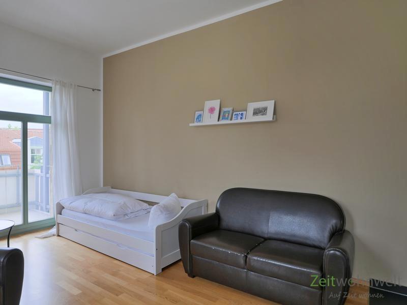 Gästebett und Ledersofa