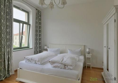 Doppelbett und Kleiderschrank