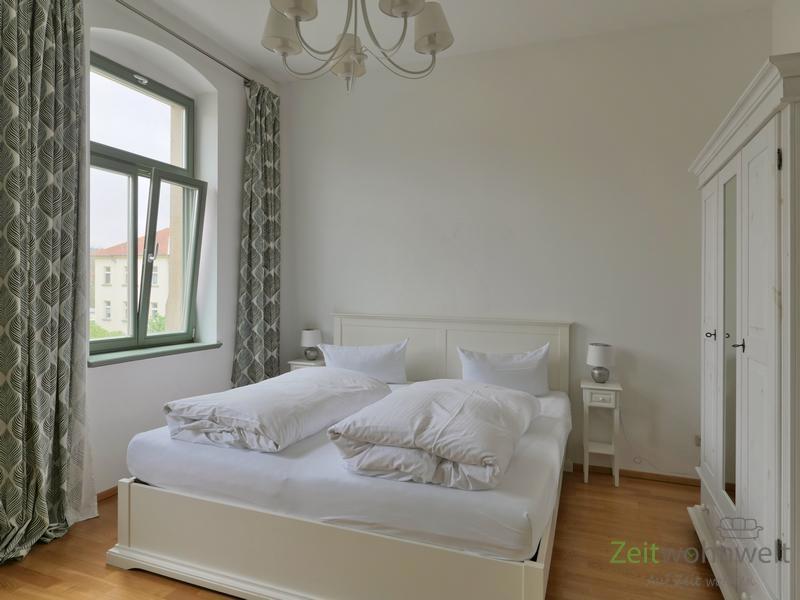 Doppelbett und Kleiderschrank