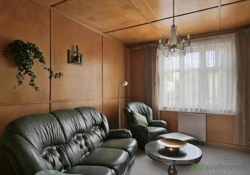 Sofa und Sessel im Wohnzimmer
