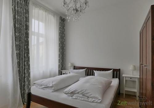 Doppelbett und Kleiderschrank