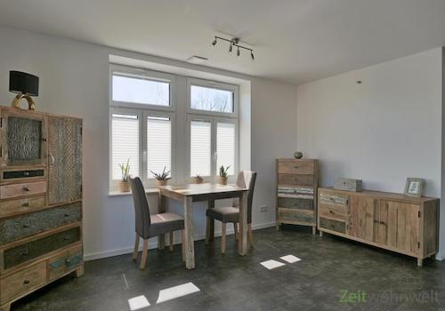 kleiner Esstisch am Fenster